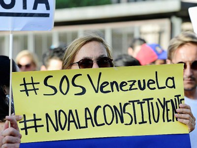 Une Vénézuelienne montre une affiche lors d'une manifestation contre le Président Nicolas Maduro le 30 juillet 2017 à Caracas - JAVIER SORIANO [AFP]