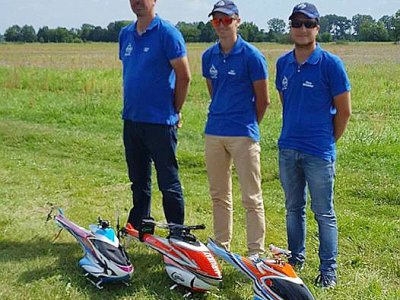 L'équipe de France de voltige hélicoptère (aéromodélisme) composée d'Arnaud Poyet, Axel Mondet et Pierre Gutierrez. - Hague Model Air Club