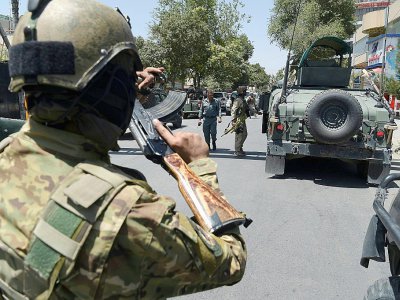 Des militaires afghans aux abords de l'ambassade d'Irak à Kaboul, théâtre d'une attaque revendiquée par l'Etat islamique, le 31 juillet 2017 - SHAH MARAI [AFP]