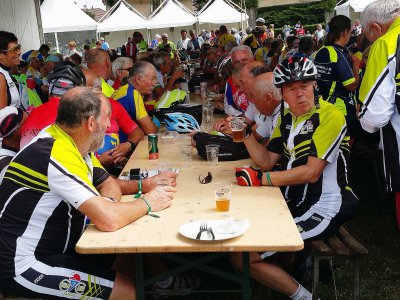 Les tablées de cyclotouristes lors du circuit autour de Bellême. - Eric Mas