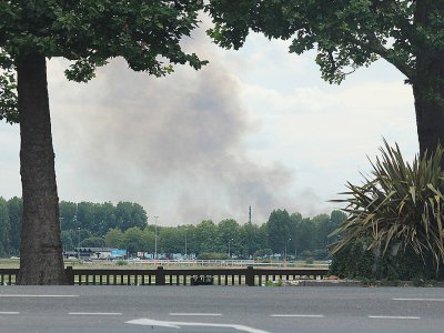 Le feu était visible plusieurs kilomètres à la ronde, comme ici depuis la prairie de Caen. - Sarah Champin