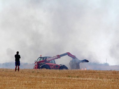 Des agriculteurs sont intervenus dans les champs pour maîtriser l'incendie. - Sarah Champin