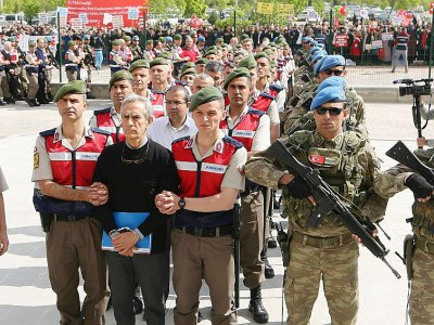 Des policiers turcs escortent l'ancien chef de l'armée de l'air Akin Ozturk (3e g) et d'autres personnes soupçonnées d'avoir pris part au coup d'Etat manqué de juillet 2016, le 22 mai 2017 à Ankara avant leur procès - ADEM ALTAN [AFP/Archives]