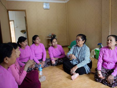 Nwet Nwet San (2e droite), ancienne star du cinéma birman, dans la "Maison des mères", dernière demeure d'une vingtaine de vieilles actrices, le 4 juillet 2017 - Ye Aung THU [AFP]