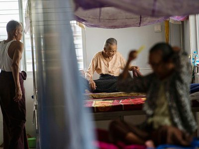 Des résidents de la "Villa du crépuscule", centre pour personnes âgées installé dans la banlieue de Rangoun, en Birmanie, le 4 juillet 2017 - Ye Aung THU [AFP]