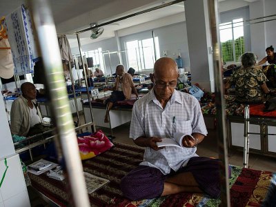 Un centre pour personnes âgés créé par des moines bouddhistes, dans la périphérie est de Rangoun, le 4 juillet 2017 - Ye Aung THU [AFP]