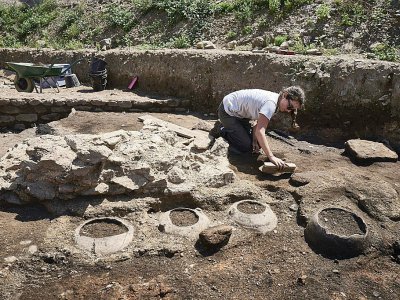 Des archéologues procèdent à des fouilles après la découverte d'un site datant de l'époque romaine, le 31 juillet 2017 à Sainte-Colombe, dans le Rhône - JEAN-PHILIPPE KSIAZEK [AFP]