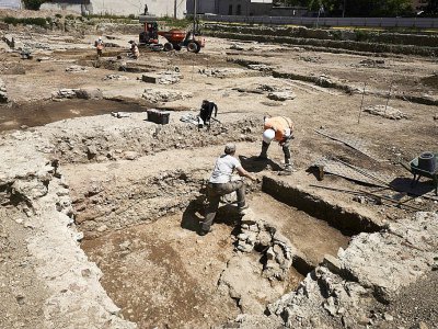 Des archéologues procèdent à des fouilles après la découverte d'un site datant de l'époque romaine, le 31 juillet 2017 à Sainte-Colombe, dans le Rhône - JEAN-PHILIPPE KSIAZEK [AFP]