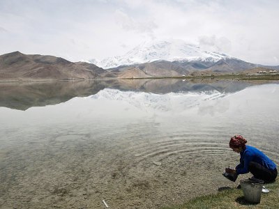 Le lac Karakul près le "l'Autoroute de l'amitié" sino-pakistanaise à Tashkurgan, en Chine, le 28 juin 2017 - Johannes EISELE [AFP]