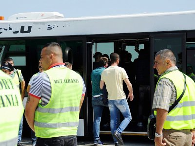 Des albanais, qui se sont vus refuser l'asile, arrivent de France et de Belgique, à l'aéroport de Tirana en Albanie, le 26 juillet 2017 - - [AFP]