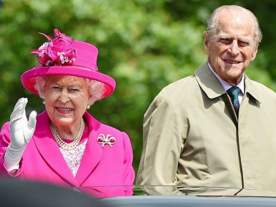 La reine Elisabeth II et son époux, le prince Philip à Londres, le 12 juin 2016 - BRUCE ADAMS [POOL/AFP/Archives]