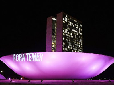 "Temer dehors" projeté sur le bâtiment du parlement à Brasilia le 2 août 2017 qui doit décider s'il donne suite ou non à une procédure pouvant coûter son mandat au président brésilien - EVARISTO SA [AFP]