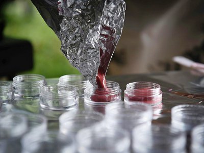 Des rouges à lèvres fabriqués à partir de cosmétiques recyclés et destinés à des prisonnières, à Bangkok en Thaïlande le 24 juillet 2017 - Lillian SUWANRUMPHA [AFP]