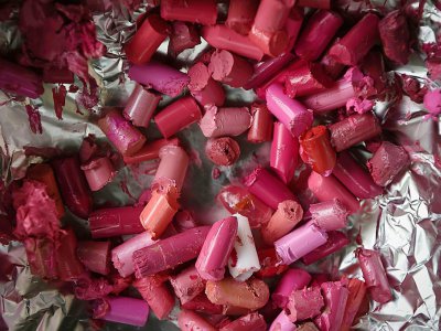 Des rouges a lèvres usagés prêts à être fondus pour fabriquer des cosmétiques destinés à des prisonnières,  à Bangkok en Thaïlande le 24 juillet 2017 - Lillian SUWANRUMPHA [AFP]