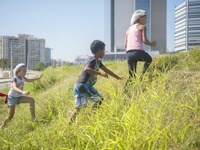 Des enfants jouent dans la Villa Autodromo (ancienne favela de Rio de Janeiro), le 21 juillet 2017 - Mauro PIMENTEL [AFP]