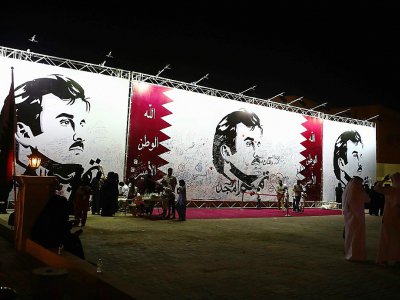 Des Qataris écrivent des messages de soutien à leur émir, le cheikh Tamim ben Hamad Al-Thani pour protester contre la crise avec ses voisins, à Doha le 6 juillet 2017 - KARIM JAAFAR [AFP/Archives]