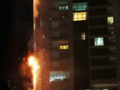 La Torch Tower à Dubaï en feu, le 4 août 2017 - KARIM SAHIB [AFP]