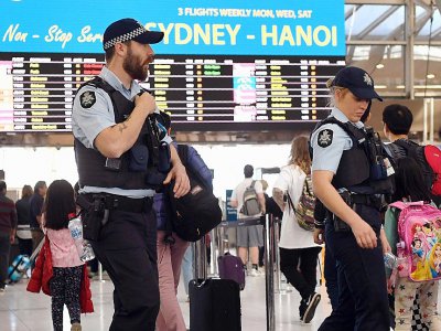 La police surveille l'aéroport de Sydney le 30 juillet 2017 en Australie - WILLIAM WEST [AFP/Archives]