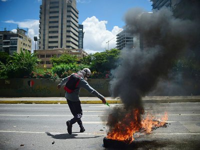 Un manifestant opposé à la mise en place de  l'Assemblée constituante controversée, le 4 août 2017 à Caracas - RONALDO SCHEMIDT [AFP]