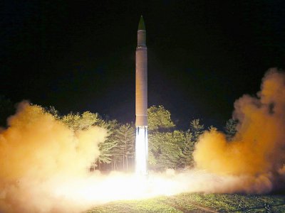 Photo fournie le 28 juillet 2017 par l'agence nord-coréenne Kcna du tir d'un missile balistique intercontinental Hwasong-14 depuis un endroit non déterminé en Corée du Nord - [KCNA VIS KNS/AFP]