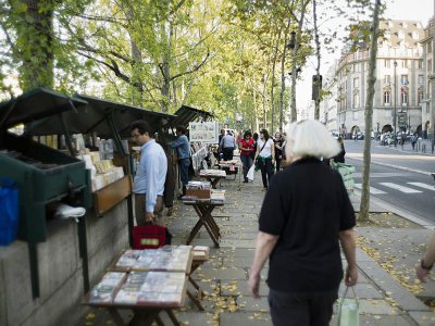 Inscrits depuis 1991 au Patrimoine mondial de l'UNESCO avec les Rives de Seine, les bouquinistes "font partie du paysage parisien, participent du charme des bords de Seine et constituent une animation - FRED DUFOUR [AFP/Archives]