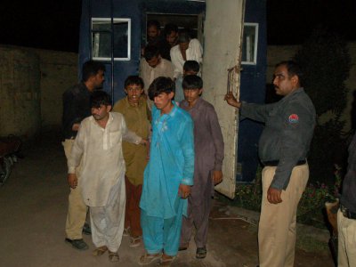 Arrestation des membres du conseil des anciens du village qui ont ordonné le viol d'une adolescente pour venger le crime commis par son frère à Raja Ram, au Pakistan, le 27 juillet 2017 - SS MIRZA [AFP]