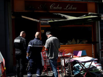 Des policiers et des pompiers inspectent les lieux, le lendemain de l'incendie du bar "Au Cuba libre" à Rouen qui a fait 14 morts, le 6 août 2016 - MATTHIEU ALEXANDRE [AFP/Archives]