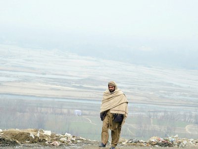 Un afghan traverse la région de Sayad à Mahmood-i-Raqi dans la province de Kapisa, le 23 janvier 2013 - SHAH MARAI [AFP/Archives]