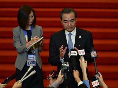 Le ministre chinois des Affaires étrangères Wang Yi (à droite) répond aux questions des journalistes en marge d'un forum régional sur la sécurité à Manille, le 7 août 2017 - MOHD RASFAN [AFP]