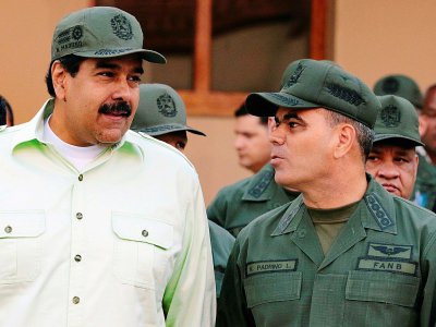 Photo de la présidence vénézuelienne du président Nicolas Maduro (G) et du ministre de la Défense Vladimir Padrino Lopez (D) à Caracas le 7 janvier 2016 - HO [PRESIDENCIA/AFP/Archives]