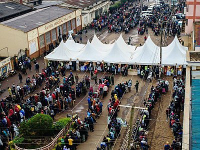 Files d'attente pour voter à la présidentielle dans la ville d'Eldoret, au Kenya, le 8 août 2017 - Jennifer HUXTA [AFP]