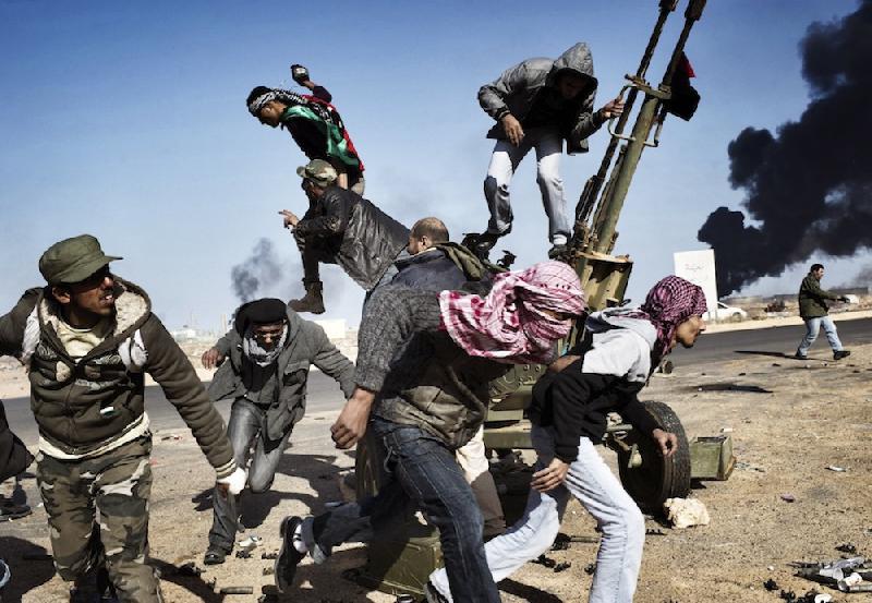Des rebelles s'enfuient sous le feu de l'armée libyenne. - Yuri KOZYREV – NOOR