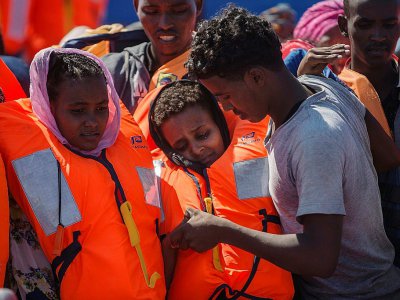 Des migrants secourus à bord de l'Aquarius, navire affrété par SOS Méditerranée et Médecins sans frontières (MSF), le 2 août 2017 au large des côtes libyennes - Angelos Tzortzinis [AFP/Archives]