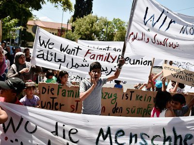 Manifestation de réfugiés devant l'ambassade allemande à Athènes demandant l'autorisation de rejoindre leurs proches en Allemagne, le 19 juillet 2017 - LOUISA GOULIAMAKI [AFP/Archives]