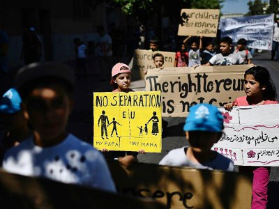 Manifestation de réfugiés devant l'ambassade allemande à Athènes demandant l'autorisation de rejoindre leurs proches en Allemagne, le 2 août 2017 - ARIS MESSINIS [AFP/Archives]