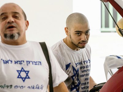 Le soldat franco-israélien Elor Azaria (d) condamné à 18 mois de prison pour avoir achevé un assaillant palestinien blessé, quitte sa maison le 9 août 2017 à Ramlé - JACK GUEZ [AFP]