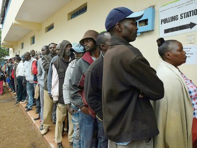 Des Kényans font la queue pour aller voter à Gatundu, le 8 août 2017 - SIMON MAINA [STR/AFP]