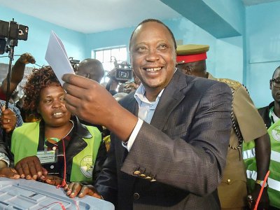 Le président kényan Uhuru Kenyatta dans un bureau de vote à Gatundu le 8 août 2017 - SIMON MAINA [AFP]