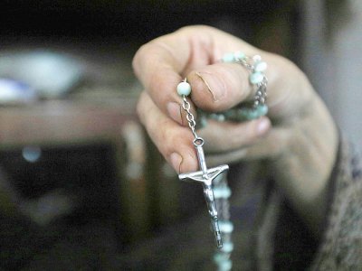 Un Arménien qui a fui Raqa avec un rosaire à Jazra, le 8 août 2017 - Delil souleiman [AFP]