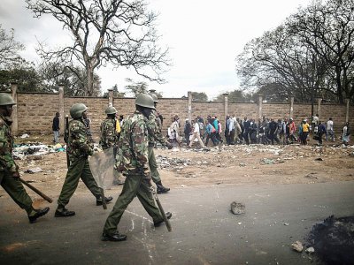 Des membres des forces de police kényane patrouillent dans le bidonville de Mathare à Nairobi, le 9 août 2017, durant des manifestations contre les résultats de l'élection présidentielle. - MARCO LONGARI [AFP]