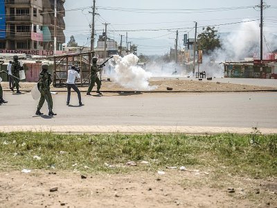 Des policiers kenyans tirent des gaz lacrymogènes contre des manifestants protestant contre les résultats de l'élection présidentielle, à Kisumu le 9 août 2017 - Fredrik LERNERYD [AFP]