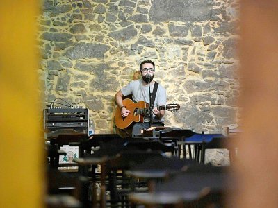 Un musicien joue dans un restaurant vide du quartier Santa Teresa à Rio de Janeiro, au Brésil, le 27 juillet 2017 - Mauro PIMENTEL [AFP]
