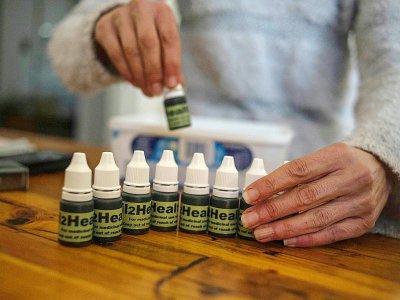 Atteint de sclérose en plaques, Gerd fabrique et utilise l'huile de cannabis pour soulager ses douleurs - MUJAHID SAFODIEN [AFP]