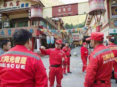 Des sauveteurs se préparent à partir rechercher des survivants le 10 août 2017 à Zhangzha dans la province du Sichuan (sud-ouest de la Chine) au surlendemain d'un puissant séisme qui a fait au moins 20 morts - Nicolas ASFOURI [AFP]