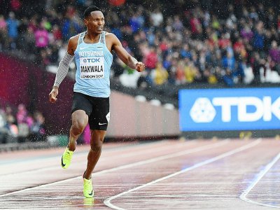 Le Botswanais Isaac Makwala à l'arrivée de son 200 m, couru seul, aux Mondiaux de Londres, le 9 août 2017 - Jewel SAMAD [AFP]