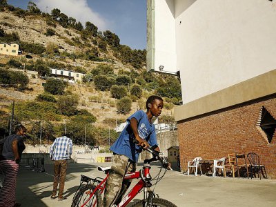 Un enfant à vélo, près d'un centre d'aide aux migrants dans l'église de Gianchette à Vintimille, près de la frontière franco-italienne, le 9 août 2017 - Marco BERTORELLO [AFP]