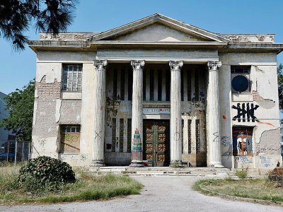 "La plupart (des immubbles néoclassiques) sont abandonnées, en ruine ou démolies. Plus de 80% ont disparu", déplore Irini Gratsia, archéologue spécialiste de la protection des bâtiments-monuments et co-fondatrice de Monumenta - LOUISA GOULIAMAKI [AFP]