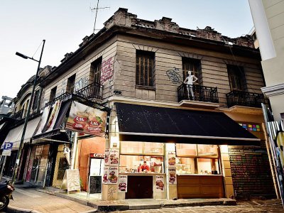 Un bar à jus dans un immeuble néoclassique à Athènes, le 31 juillet 2017 - LOUISA GOULIAMAKI [AFP]