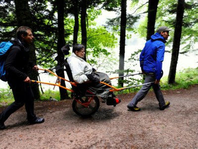 Promenade avec des joelettes, sortes de fauteuils à une roue, dans le refuge de Sorté à Xonrupt-Longemer, dans les Vosges, adapté aux handicapés, le 26 juillet 2017 - JEAN-CHRISTOPHE VERHAEGEN [AFP]