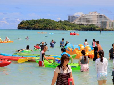 Des touristes sur la plage de Guam, le 11 août 2017 - Virgilio VALENCIA [AFP]